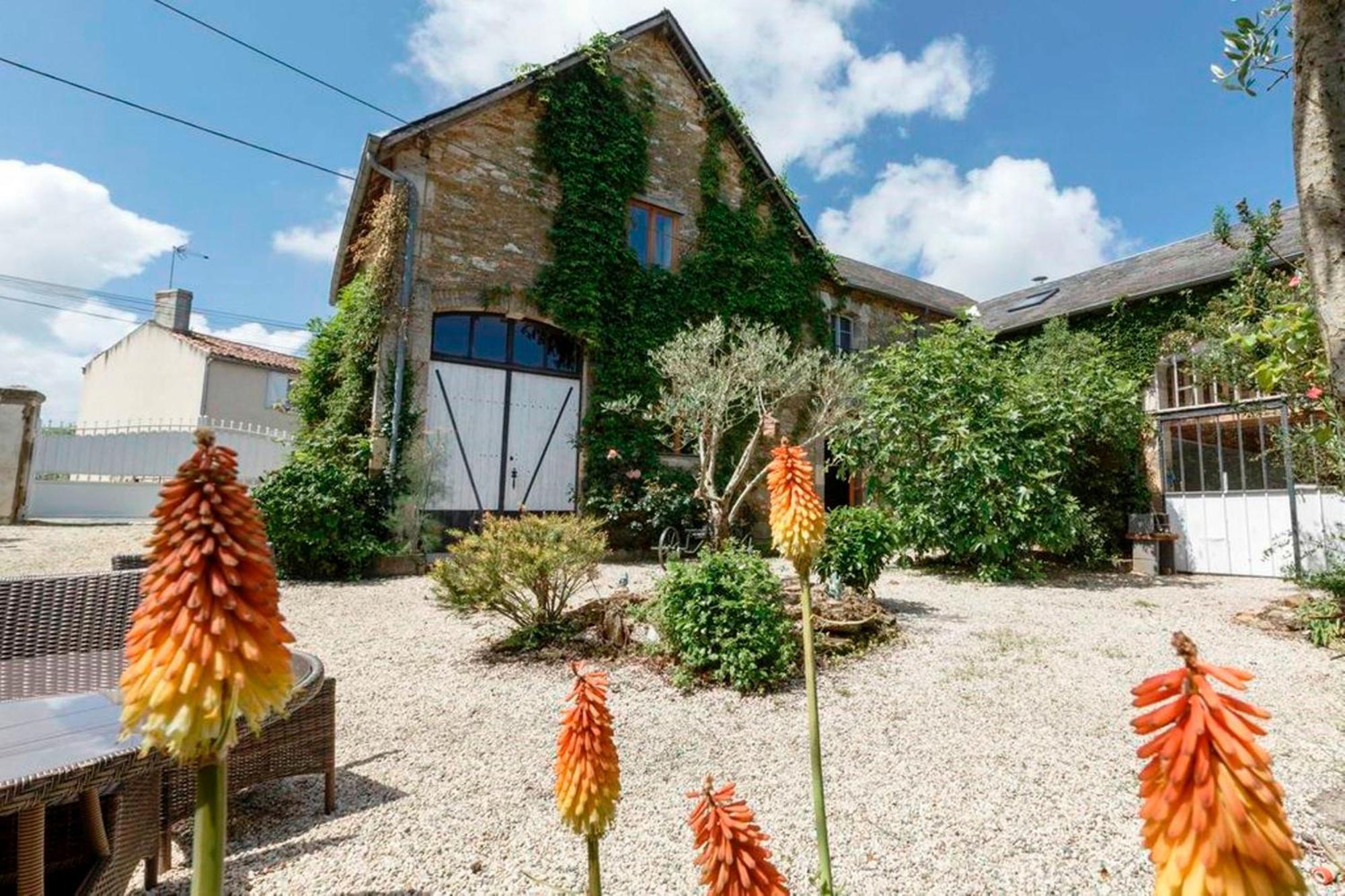 Holiday Home La Brijopa Bazoges-en-Pareds Стая снимка